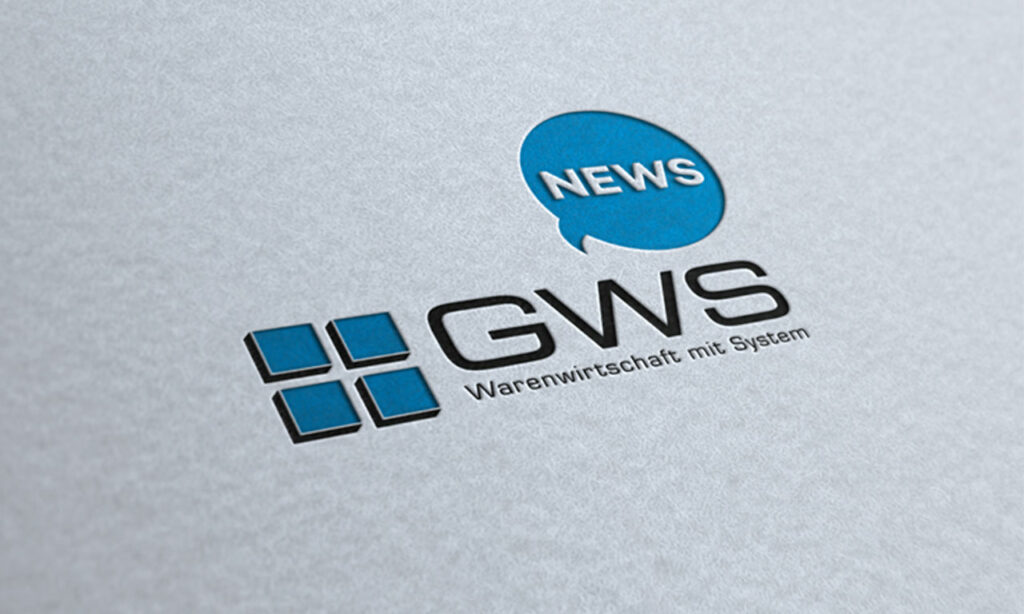 Ein Logo mit vier blauen Quadraten, den Buchstaben "GWS" und dem deutschen Satz "Warenwirtschaft mit System" darunter. Darüber befindet sich eine blaue Sprechblase mit "NEWS", alles auf einem strukturierten weißen Hintergrund - perfekt für eine ERP-Lösung.