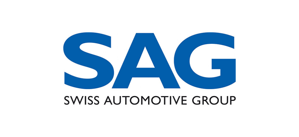 Logo mit großen blauen Buchstaben SAG über kleinerem schwarzen Text mit der Aufschrift Swiss Automotive Group auf weißem Hintergrund, der für Stärke und Zuverlässigkeit bei ERP-Lösungen steht.
