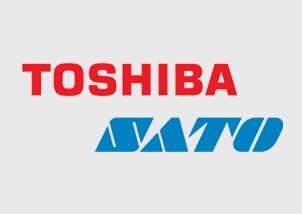 Das Bild zeigt die Worte TOSHIBA in fetten roten Buchstaben über SATO in stilisierten blauen Buchstaben vor einem hellgrauen Hintergrund - ein Hinweis auf eine Partnerschaft, die ERP-Lösungen verbessern könnte.
