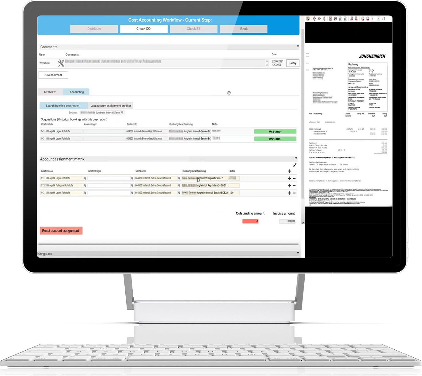 Ein Computermonitor zeigt einen ERP-Kostenrechnungsworkflow mit Rechnungsdetails, Kontierungen und einem eingescannten Beleg auf der rechten Seite. Vor dem Monitor befindet sich eine weiße Tastatur.
