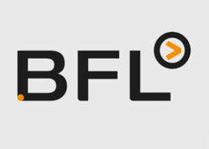 Schwarze Buchstaben BFL auf hellgrauem Hintergrund. Das B hat unten links einen orangefarbenen Punkt, und über und rechts vom L befindet sich ein schwarzer Kreis mit einem orangefarbenen ERP-größer-als-Symbol >.
