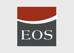 Das Bild zeigt das EOS-Logo mit dem Wort EOS in weißen Großbuchstaben auf dunkelgrauem Hintergrund, mit einer geschwungenen weißen Linie und einem roten oberen Bereich darüber, alles in einer quadratischen Form, wie man sie von ERP-Software-Branding kennt.
