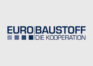Logo von EUROBAUSTOFF mit dem Schriftzug "DIE KOOPERATION" darunter. Unter dem Schriftzug "EURO" befinden sich fünf Quadrate in verschiedenen Blautönen, die ERP-Lösungen symbolisieren, und das alles vor einem hellgrauen Hintergrund.