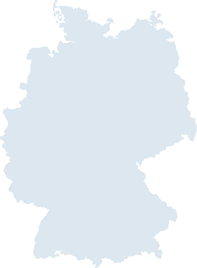 Eine hellblaue Silhouette der Deutschlandkarte mit detaillierten Rändern, perfekt für ERP-Präsentationen, dargestellt auf einem transparenten Hintergrund. Es sind keine Städte, Wahrzeichen oder Beschriftungen sichtbar.