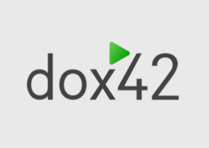 Das Bild zeigt das dox42-Logo mit dox" in schwarzen Kleinbuchstaben, darüber ein grünes Dreieck und 42" in schwarzer Schrift auf hellgrauem Hintergrund, das die Verbindung von dox42 mit ERP-Lösungen hervorhebt.