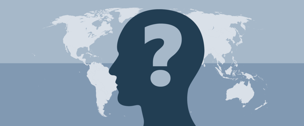 Silhouette eines Menschenkopfes mit einem großen Fragezeichen im Inneren, vor einem Weltkartenhintergrund in Blautönen, als Symbol für globale ERP-Lösungen und Entscheidungsfindung.