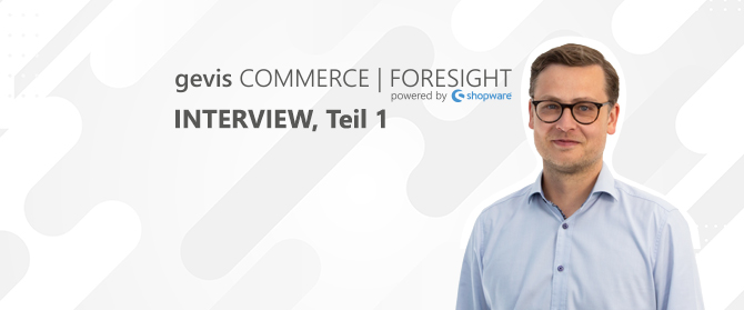Ein Mann mit Brille und hellblauem Hemd steht auf der rechten Seite. Links steht der Text: gevis COMMERCE | FORESIGHT powered by Shopware INTERVIEW, Teil 1 auf einem weiß-grauen abstrakten Hintergrund.