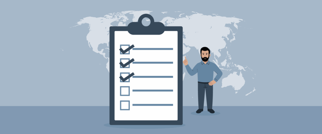 Illustration eines Mannes, der neben einem großen Klemmbrett mit einer Checkliste steht; drei Kästchen sind angekreuzt, zwei sind nicht angekreuzt, mit einer Weltkarte im Hintergrund.