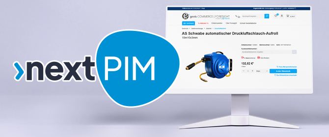Auf einem Computermonitor wird eine E-Commerce-Produktseite für einen automatischen Schlauchaufroller angezeigt, wobei das blaue nextPIM-Logo im Vordergrund zu sehen ist.