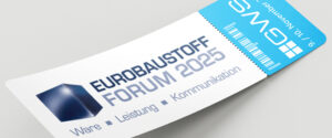 Ein gebogenes Veranstaltungsticket für das eurobaustoff forum 2025 mit einem blauen Würfellogo, "Ware Leistung Kommunikation" und dem Datum 9-10 November oben rechts. Ein blauer Bereich zeigt einen Barcode neben dem stilisierten Text "EWS".