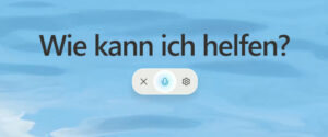 Der Text Wie kann ich helfen? erscheint über einer Suchleiste mit Mikrofon-, Einstellungs- und Schließsymbolen vor einem blauen, abstrakten, wasserähnlichen Hintergrund.