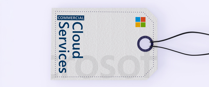Ein Preisschild mit dem Text COMMERCIAL Cloud Services und einem kleinen Microsoft-Logo, befestigt mit einer schwarzen Schnur auf hellem Hintergrund.