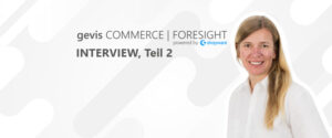 Lächelnde Frau mit langen blonden Haaren und weißem Hemd, rechts positioniert. Der Text auf der linken Seite lautet gevis COMMERCE | FORESIGHT powered by Shopware INTERVIEW, Teil 2 auf weißem Hintergrund mit abstrakten Formen.