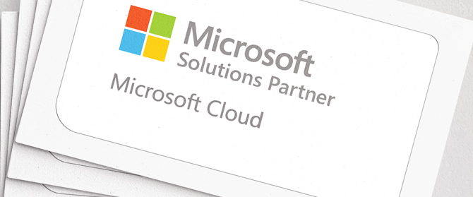 Eine Visitenkarte mit dem Microsoft-Logo und dem Text Microsoft Solutions Partner Microsoft Cloud auf weißem Hintergrund.