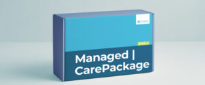 Eine blaue und blaugrüne Schachtel mit der Aufschrift Managed CarePackage SMALL und einem kleinen weißen GWS-Logo in der oberen rechten Ecke, die auf einer hellen Fläche vor einem blassen Hintergrund steht.