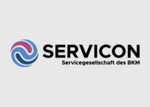 Logo von Servicon, mit einem kreisförmigen abstrakten Symbol in Blau und Rosa auf der linken Seite, mit dem Text "SERVICON Servicegesellschaft des BKM" in fetten schwarzen Buchstaben auf hellgrauem Hintergrund.