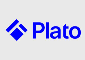 Blaues geometrisches Logo mit zwei sich überlappenden Rauten links neben dem Wort „Plato“, das in fetten blauen Buchstaben auf hellgrauem Hintergrund steht.