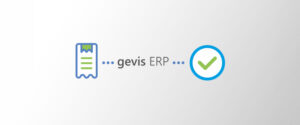 Ein Symbol für eine Quittung, der Text „gevis ERP“ und ein Häkchen in einem blauen Kreis, alles durch gepunktete Linien auf einem hellen Hintergrund mit Farbverlauf verbunden – ein perfektes Beispiel für die Einhaltung der „E-Rechnung 2027“-Vorgaben.