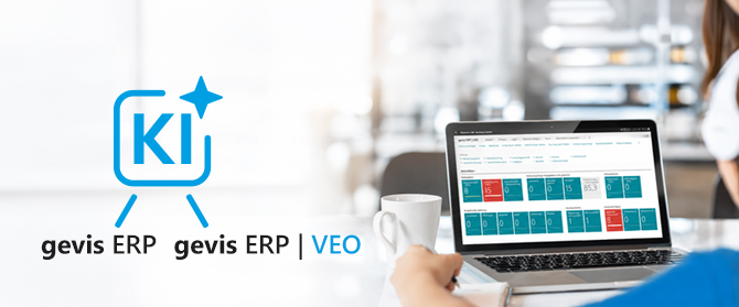 Eine Person sitzt an einem Schreibtisch und nutzt einen Laptop, auf dem ein Software-Dashboard angezeigt wird. Links ist ein Logo mit der Aufschrift „KI“ und dem Text „gevis ERP gevis ERP | VEO“ zu sehen. Daneben steht eine weiße Kaffeetasse.