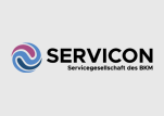 Logo für SERVICON, mit einem kreisförmigen abstrakten Muster in Blau und Rosa auf der linken Seite, mit dem Text SERVICON Servicegesellschaft des BKM in fetten schwarzen Buchstaben auf hellgrauem Hintergrund.